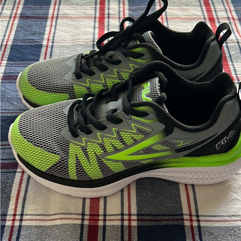 Boys Fila Tennis Shoes size 2 NWOTS